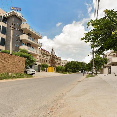 Hotel Luxury Collection Gurgaon Exteriör bild
