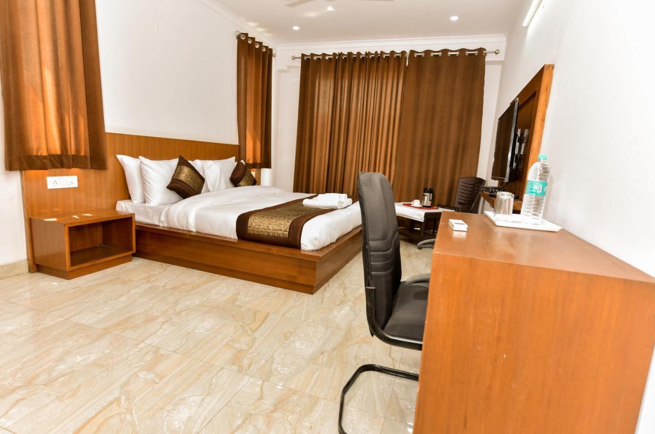 Hotel Luxury Collection Gurgaon Exteriör bild