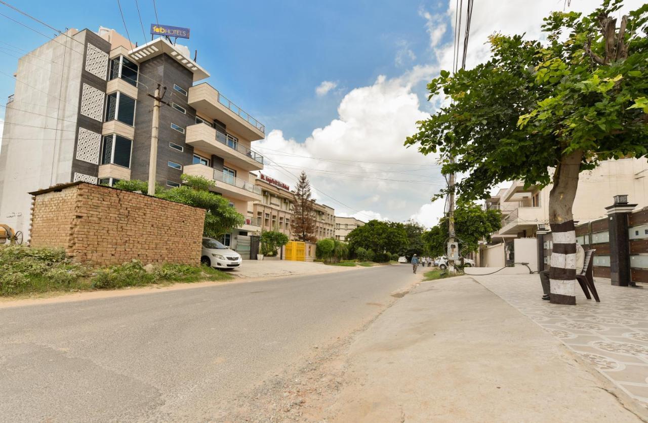 Hotel Luxury Collection Gurgaon Exteriör bild